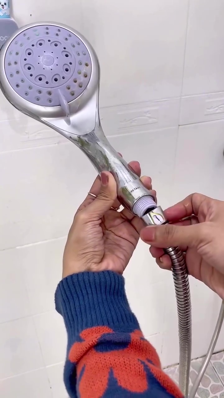 Head shower kotor bisa bikin mampet! Ini trik praktis membersihkannya biar bebas kerak dan lumut