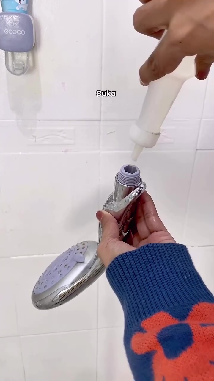 Head shower kotor bisa bikin mampet! Ini trik praktis membersihkannya biar bebas kerak dan lumut