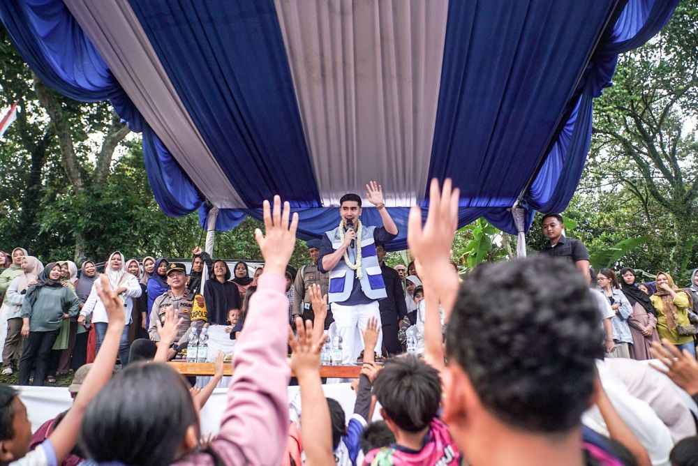 9 Potret Verrell Bramasta saat kunjungan kerja ini bikin salfok, pamer pakai rompi 'anti galau'