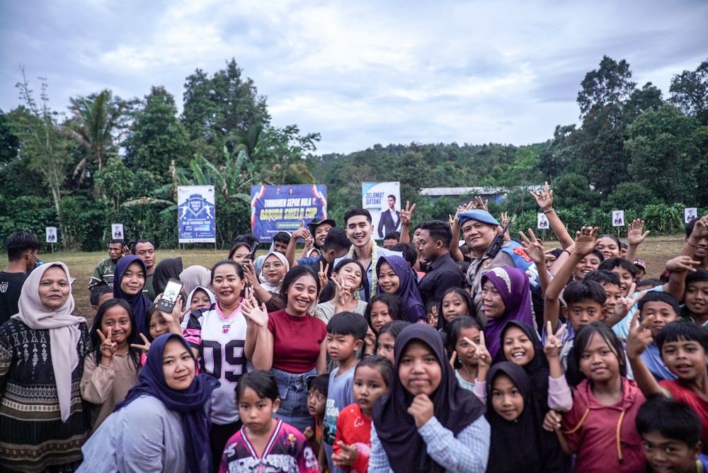 9 Potret Verrell Bramasta saat kunjungan kerja ini bikin salfok, pamer pakai rompi 'anti galau'