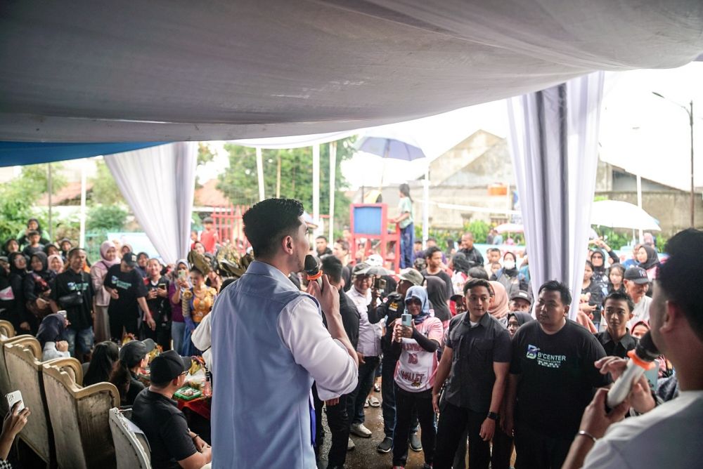 9 Potret Verrell Bramasta saat kunjungan kerja ini bikin salfok, pamer pakai rompi 'anti galau'