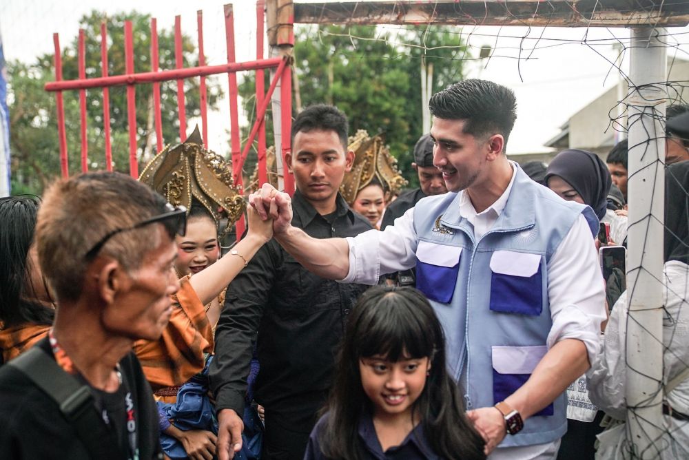 9 Potret Verrell Bramasta saat kunjungan kerja ini bikin salfok, pamer pakai rompi 'anti galau'