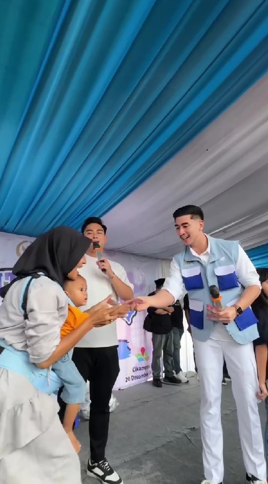 9 Potret Verrell Bramasta saat kunjungan kerja ini bikin salfok, pamer pakai rompi 'anti galau'