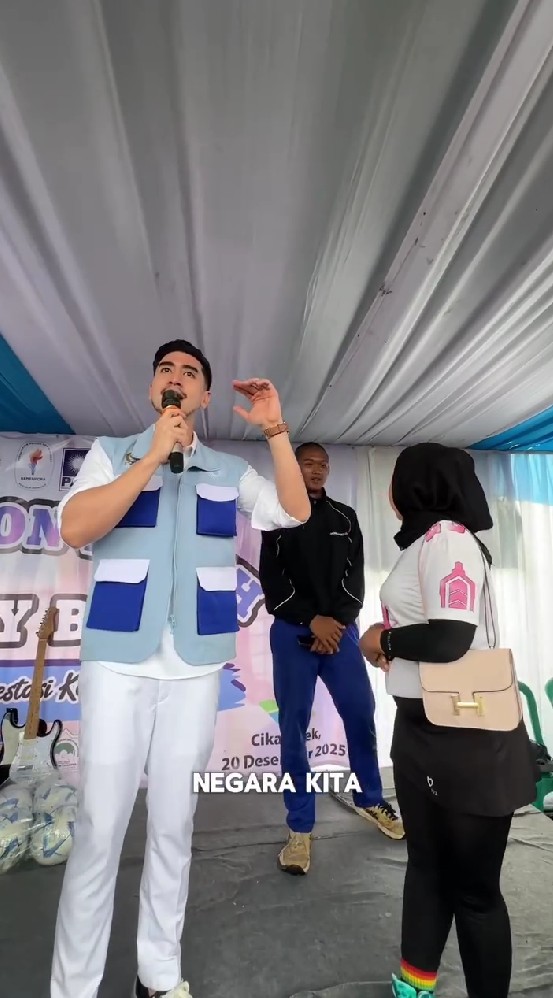 9 Potret Verrell Bramasta saat kunjungan kerja ini bikin salfok, pamer pakai rompi 'anti galau'