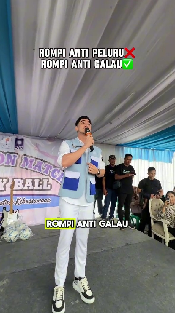 9 Potret Verrell Bramasta saat kunjungan kerja ini bikin salfok, pamer pakai rompi 'anti galau'