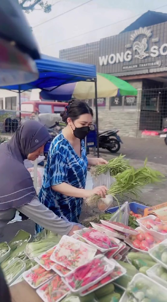 Biasa glamor di panggung, 9 potret Via Vallen dasteran ke pasar ini kesederhanaannya bikin salut