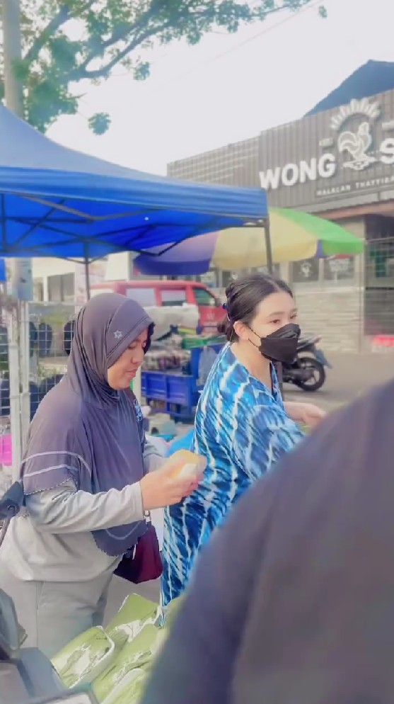 Biasa glamor di panggung, 9 potret Via Vallen dasteran ke pasar ini kesederhanaannya bikin salut