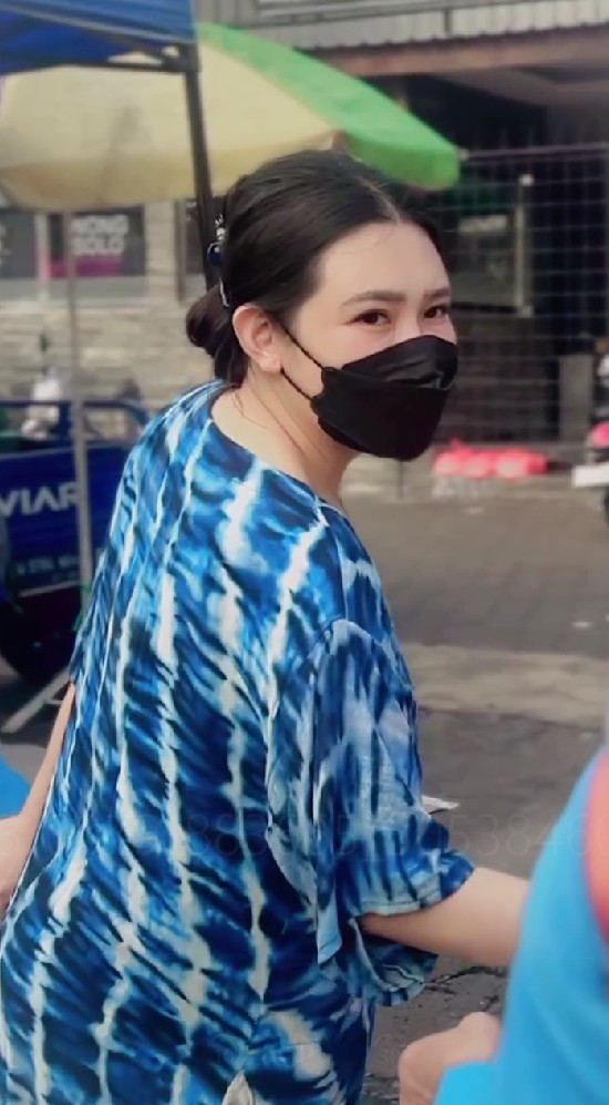 Biasa glamor di panggung, 9 potret Via Vallen dasteran ke pasar ini kesederhanaannya bikin salut