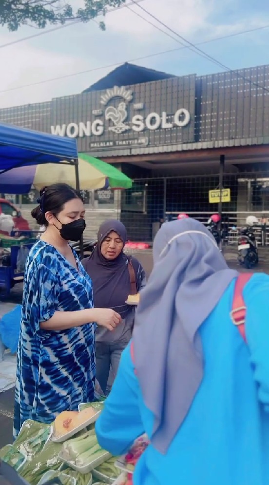 Biasa glamor di panggung, 9 potret Via Vallen dasteran ke pasar ini kesederhanaannya bikin salut