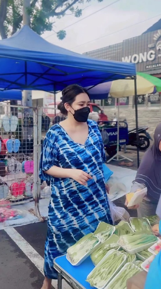 Biasa glamor di panggung, 9 potret Via Vallen dasteran ke pasar ini kesederhanaannya bikin salut