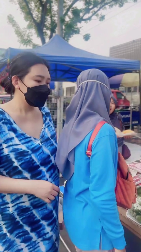 Biasa glamor di panggung, 9 potret Via Vallen dasteran ke pasar ini kesederhanaannya bikin salut