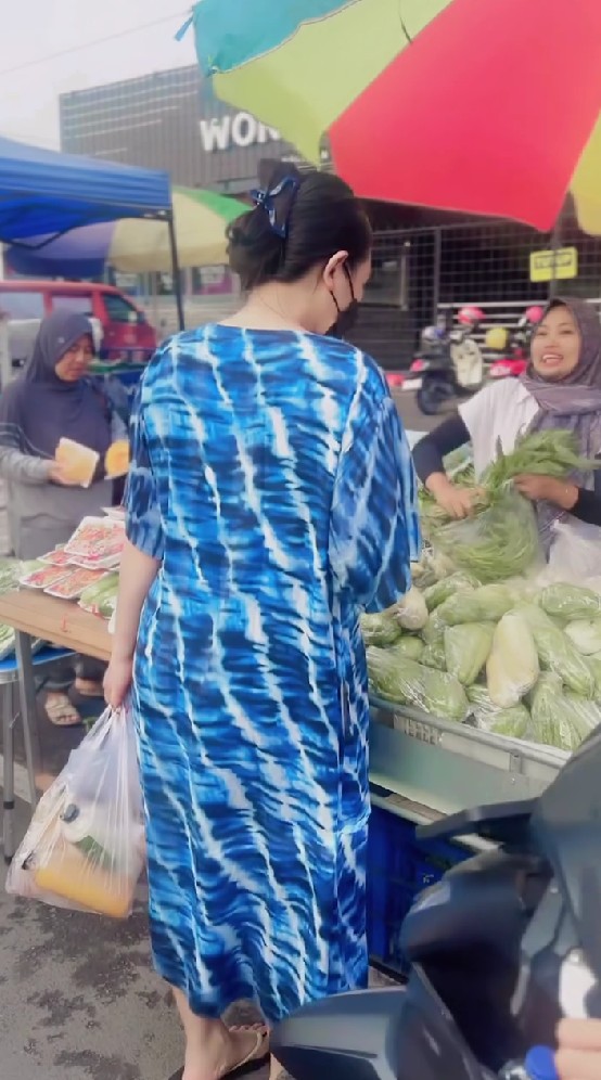 Biasa glamor di panggung, 9 potret Via Vallen dasteran ke pasar ini kesederhanaannya bikin salut