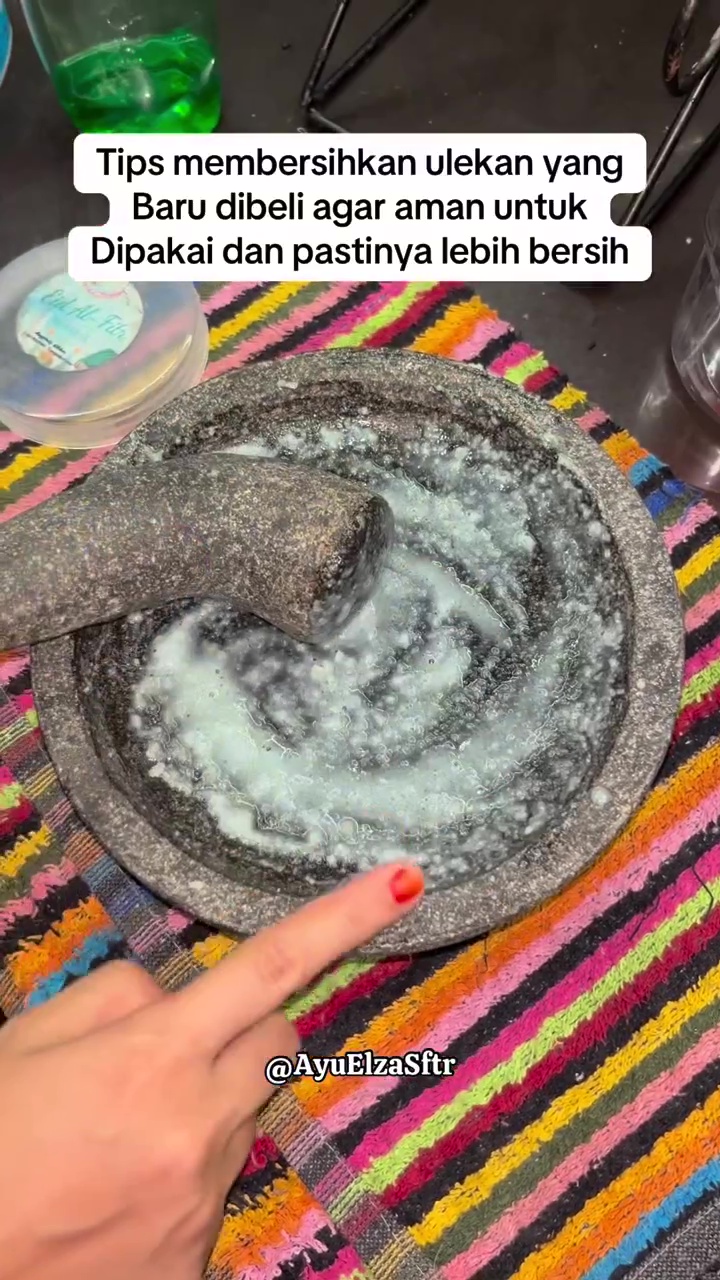 Tak perlu direndam lama, ini cara cepat cuci ulekan batu baru biar steril dan siap pakai