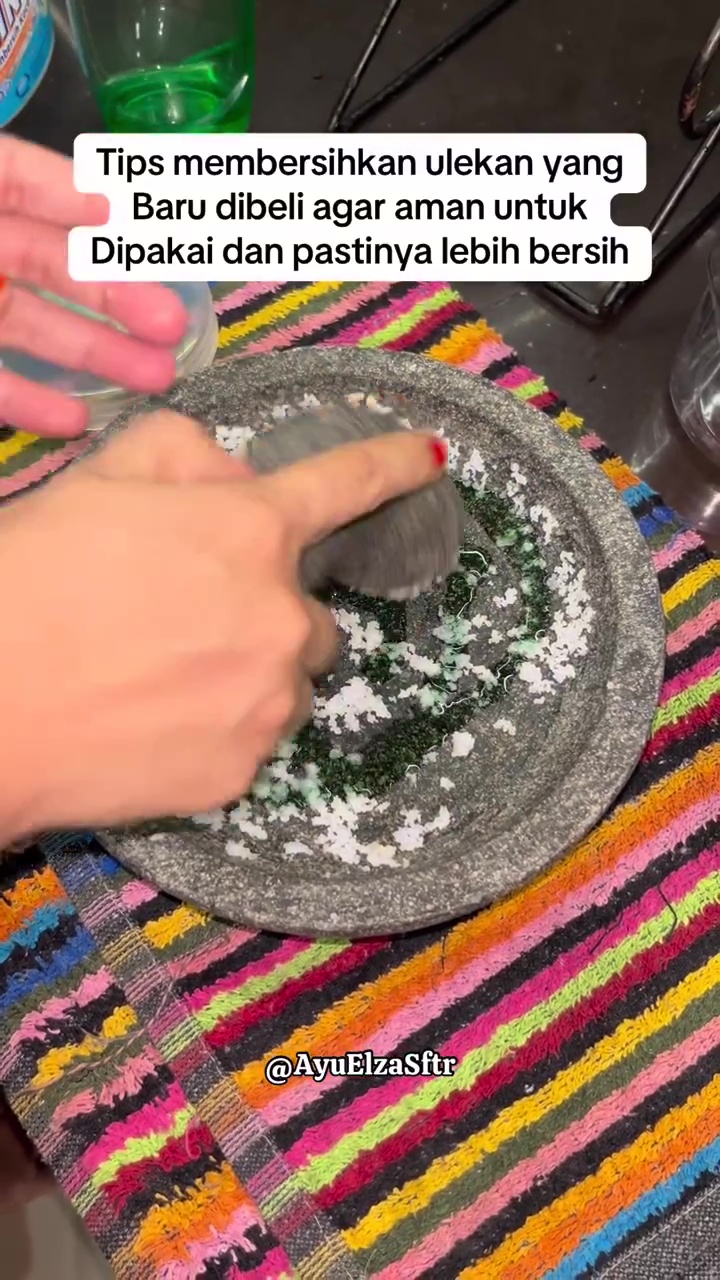 Tak perlu direndam lama, ini cara cepat cuci ulekan batu baru biar steril dan siap pakai
