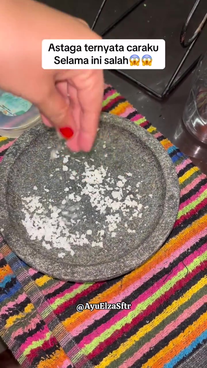 Tak perlu direndam lama, ini cara cepat cuci ulekan batu baru biar steril dan siap pakai