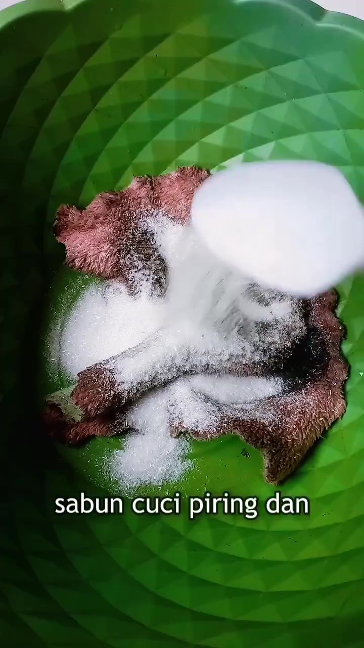 Stok baking soda sedang habis? Coba pakai 1 bumbu dapur ini jika ingin cuci lap dapur dekil