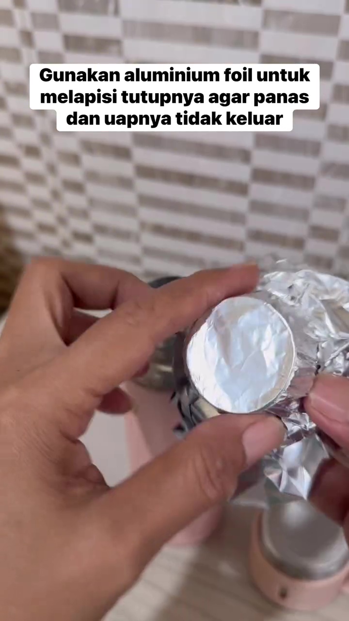 Ingin air panas dalam termos tahan lebih lama? Cukup lapisi tutupnya dengan 1 alat dapur ini