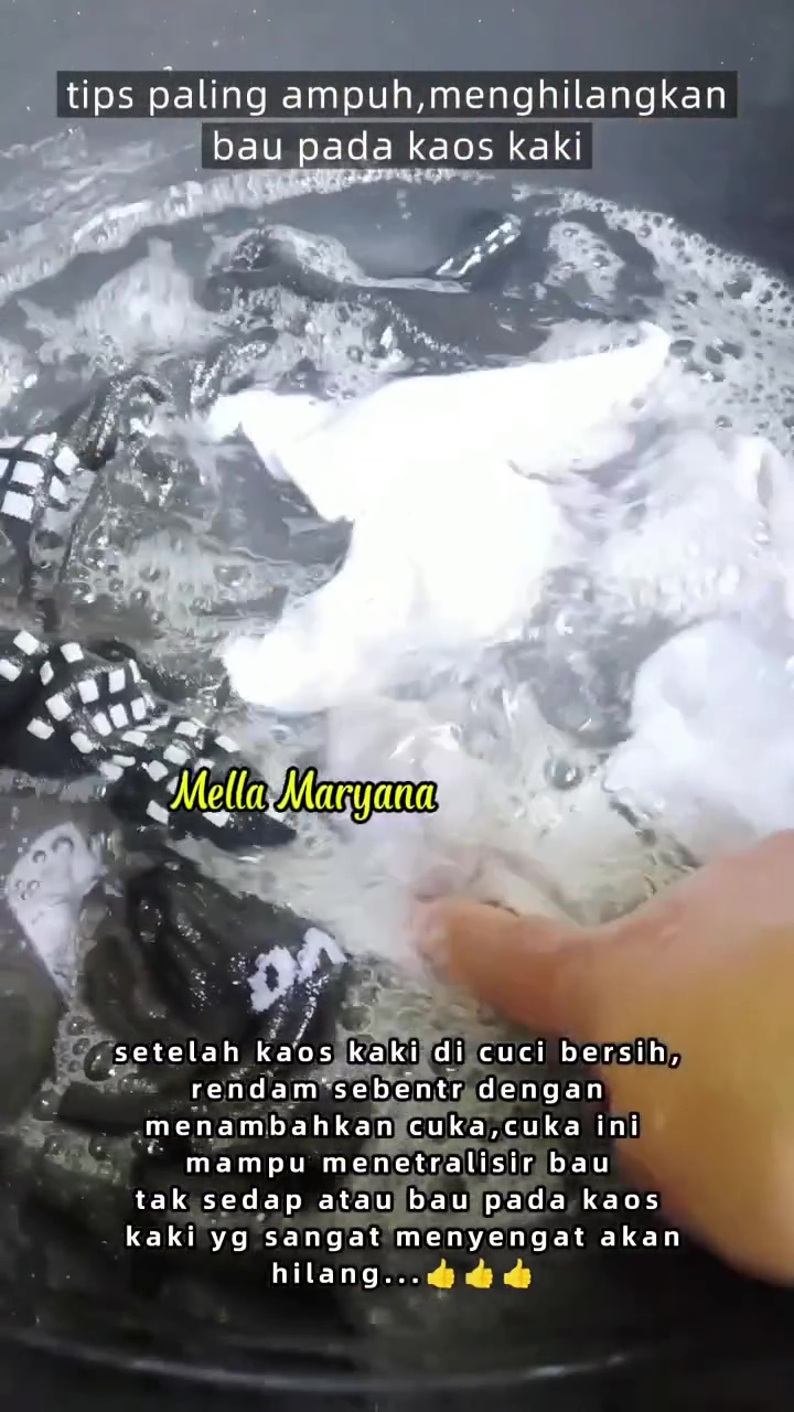 Punya kaus kaki bau meski sudah dicuci? Padahal cukup pakai 1 bahan dapur ini biar langsung wangi