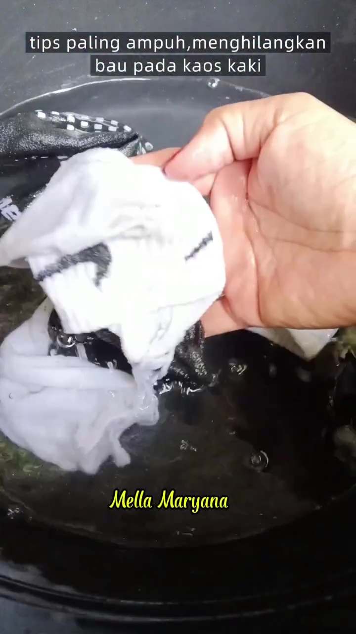 Punya kaus kaki bau meski sudah dicuci? Padahal cukup pakai 1 bahan dapur ini biar langsung wangi