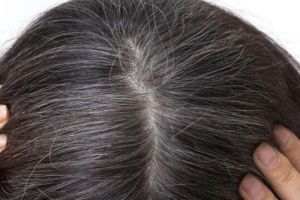 Trik menghitamkan kembali rambut beruban pakai 2 bahan dapur, tak pakai semir dan henna
