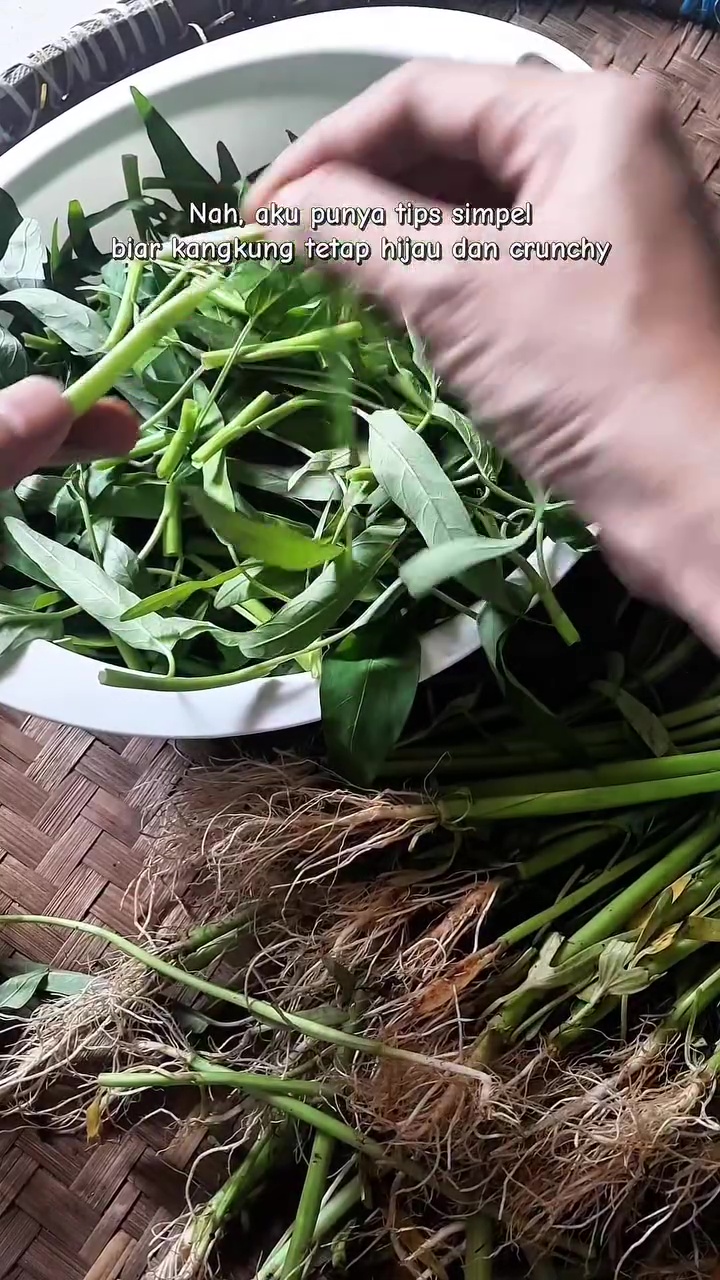Salah cuci kangkung bisa bikin hasil masakan jadi lembek dan warnanya menghitam! Atasi dengan trik ini