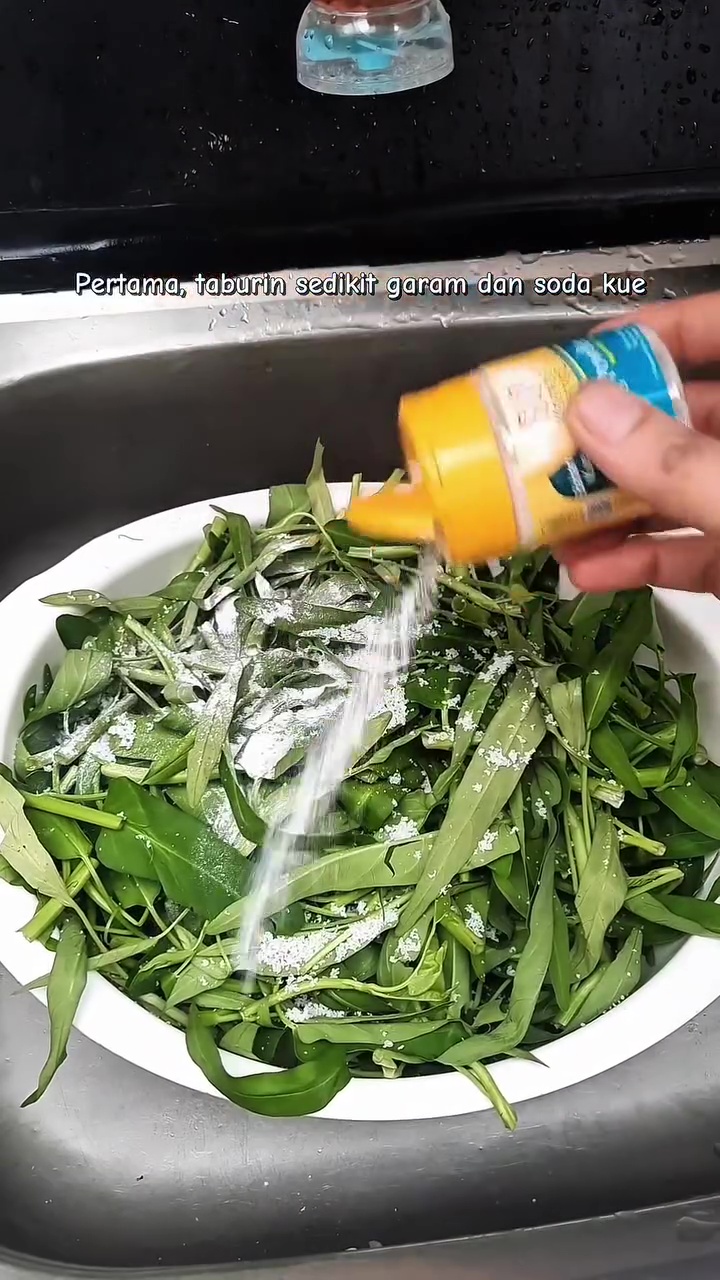 Salah cuci kangkung bisa bikin hasil masakan jadi lembek dan warnanya menghitam! Atasi dengan trik ini