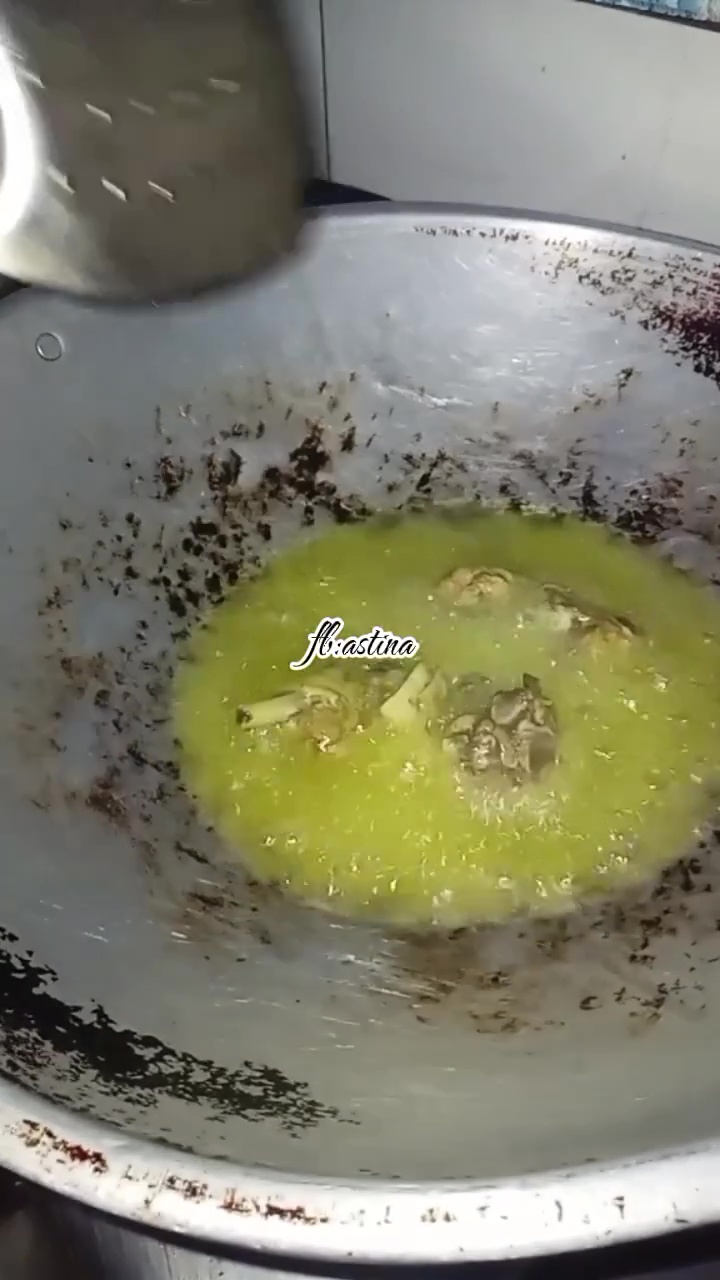 Ingin hasil ayam goreng buatanmu tetap renyah meski sudah dingin? Cukup tambahkan 1 bahan dapur ini