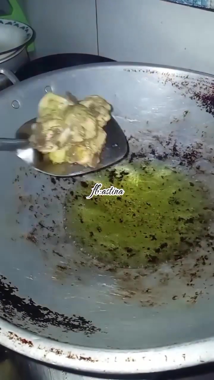 Ingin hasil ayam goreng buatanmu tetap renyah meski sudah dingin? Cukup tambahkan 1 bahan dapur ini