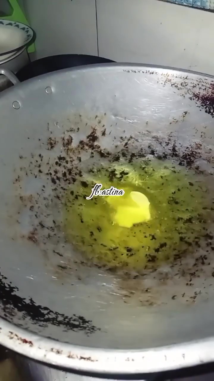 Ingin hasil ayam goreng buatanmu tetap renyah meski sudah dingin? Cukup tambahkan 1 bahan dapur ini