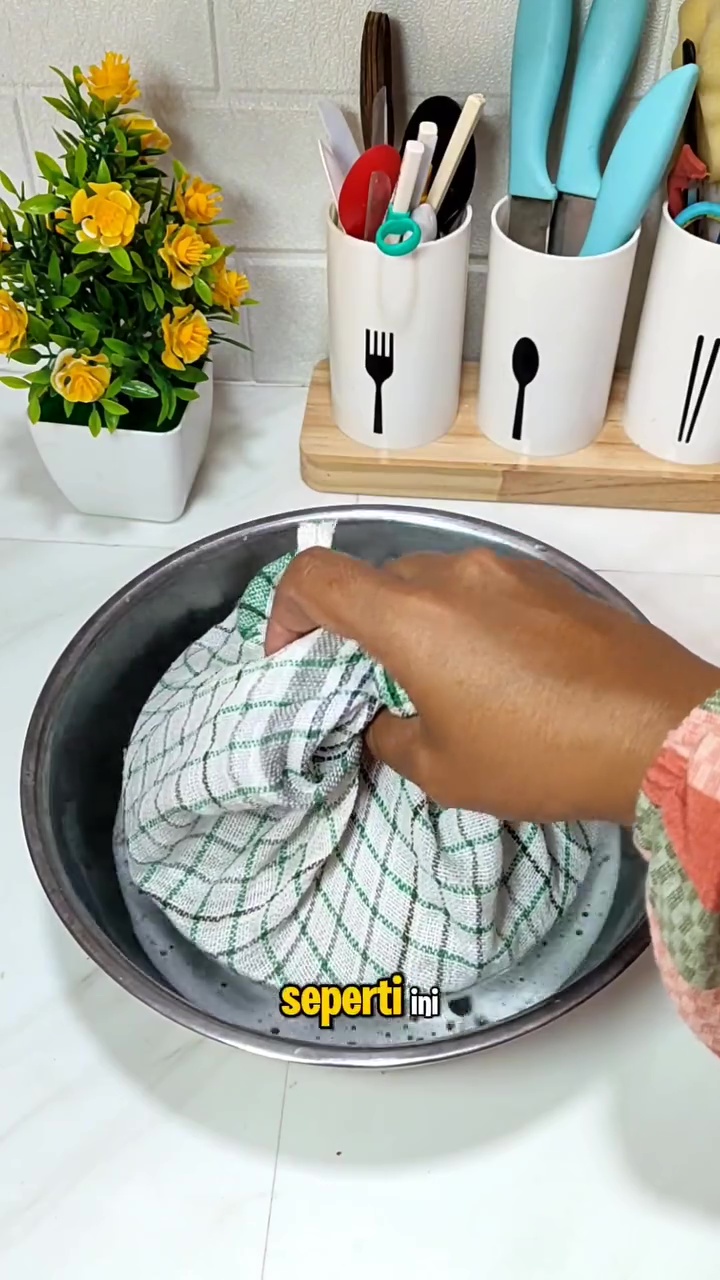 Ternyata semudah ini bersihkan noda di karpet tanpa vakum, modalnya cuma pakai 2 alat dapur