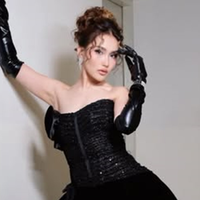 9 Potret Ayu Ting Ting zaman orkes keliling, alis segaris tapi karisma nggak main-main