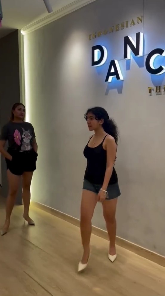 Bukti berbakat modeling, 9 potret Leticia Joseph latihan catwalk sebelum karantina Gadis Sampul