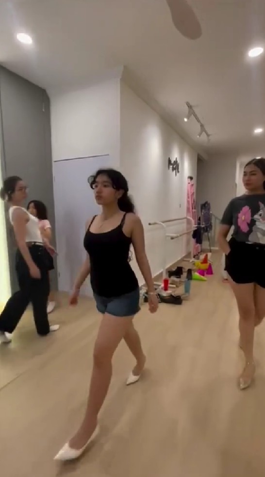 Bukti berbakat modeling, 9 potret Leticia Joseph latihan catwalk sebelum karantina Gadis Sampul