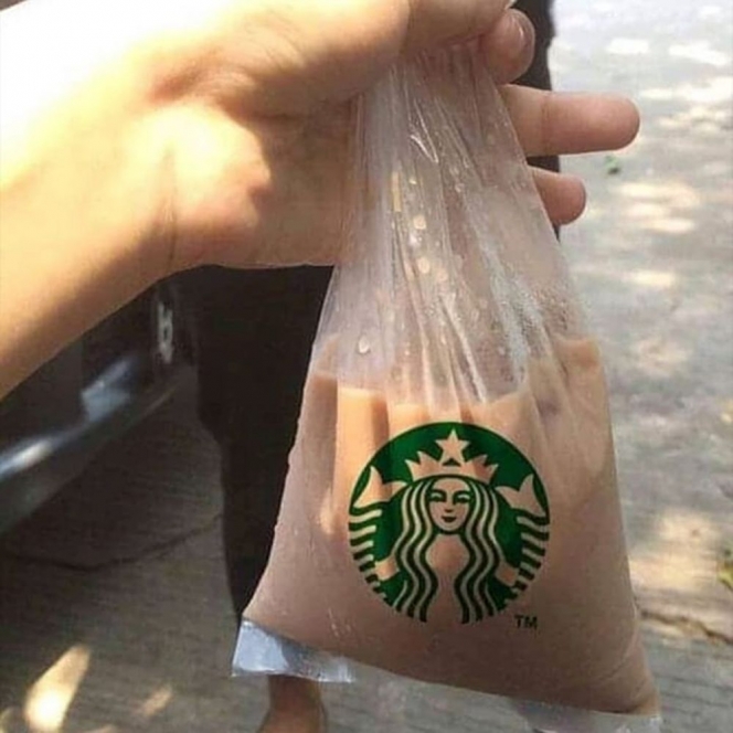 13 Potret minuman di wadah plastik yang super nyeleneh, ada yang tulisannya bikin ngakak