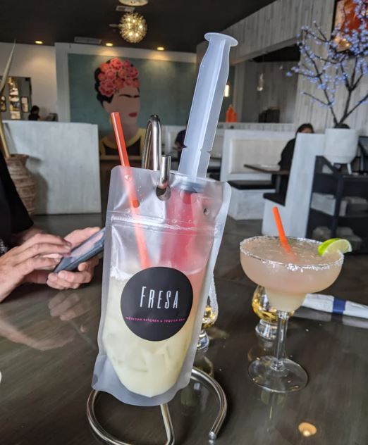 13 Potret minuman di wadah plastik yang super nyeleneh, ada yang tulisannya bikin ngakak