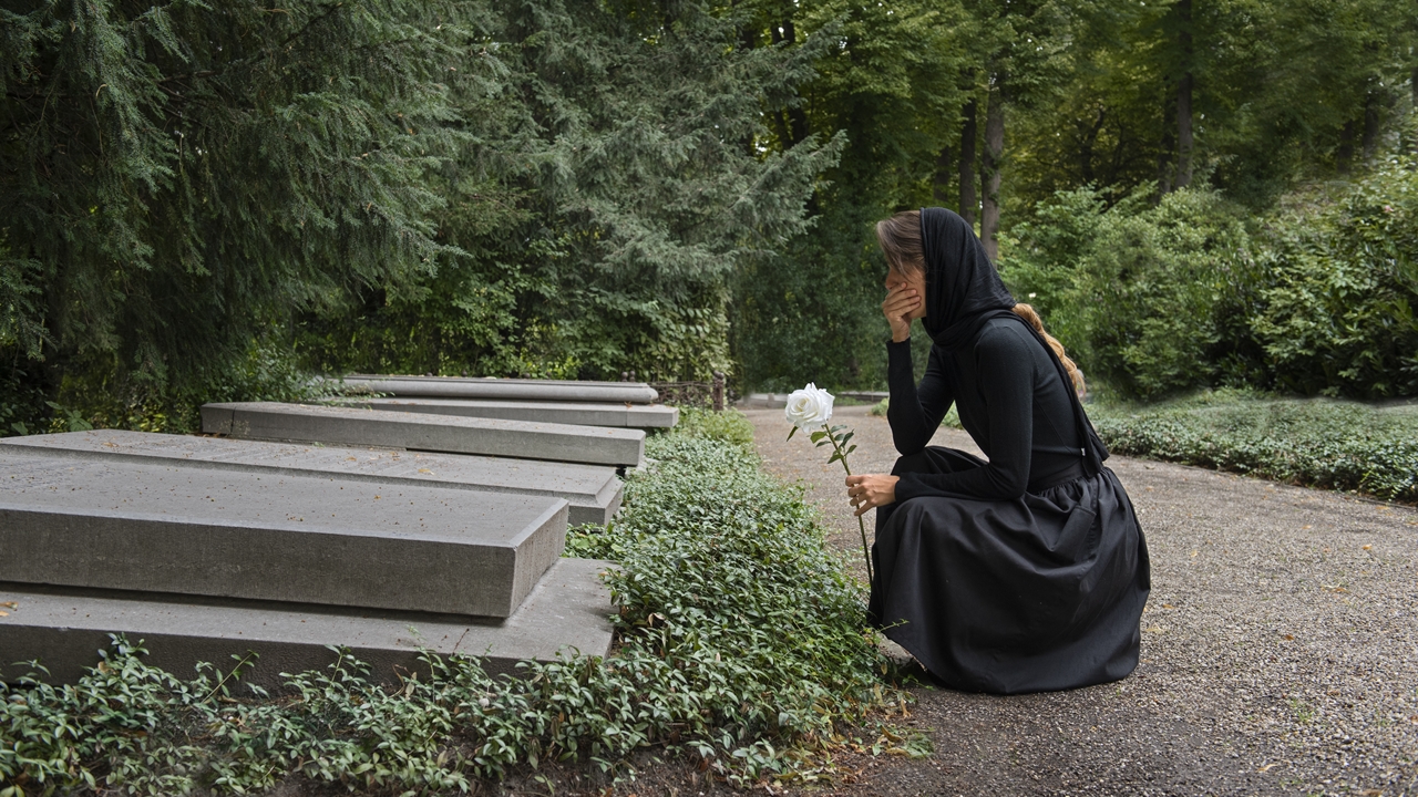 100 Kata-kata sedih ditinggal meninggal dunia, penuh kenangan