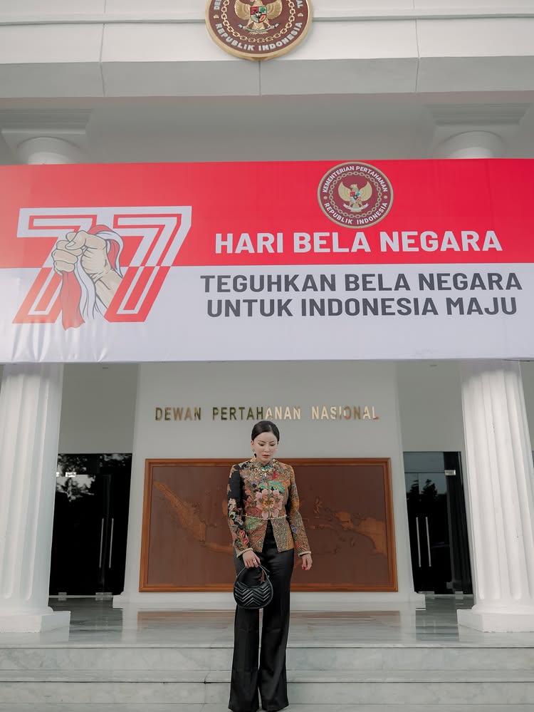 Ayu Aulia eks model majalah dewasa staf kreatif Kemhan &copy; 2025 Instagram