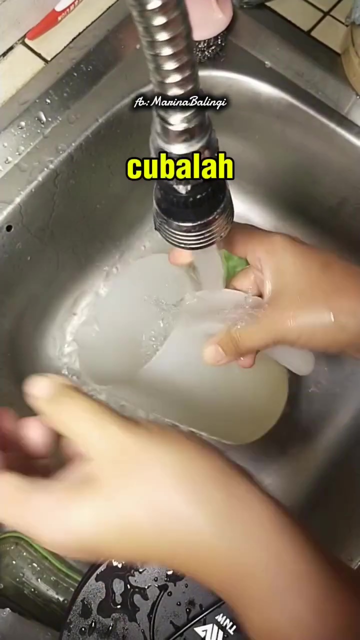 Cara basmi kerak teh di teko plastik dengan 1 bahan sederhana, hasilnya auto kinclong seperti baru
