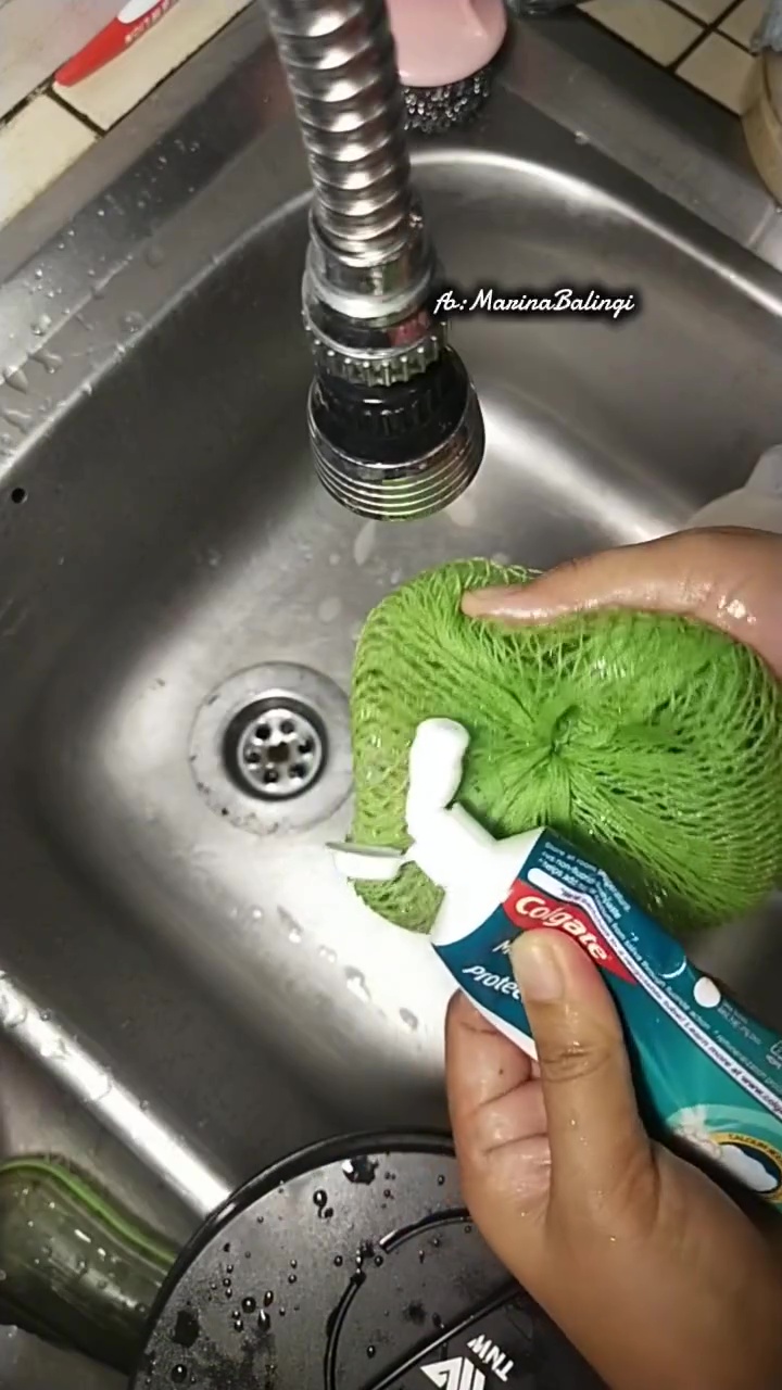 Cara basmi kerak teh di teko plastik dengan 1 bahan sederhana, hasilnya auto kinclong seperti baru