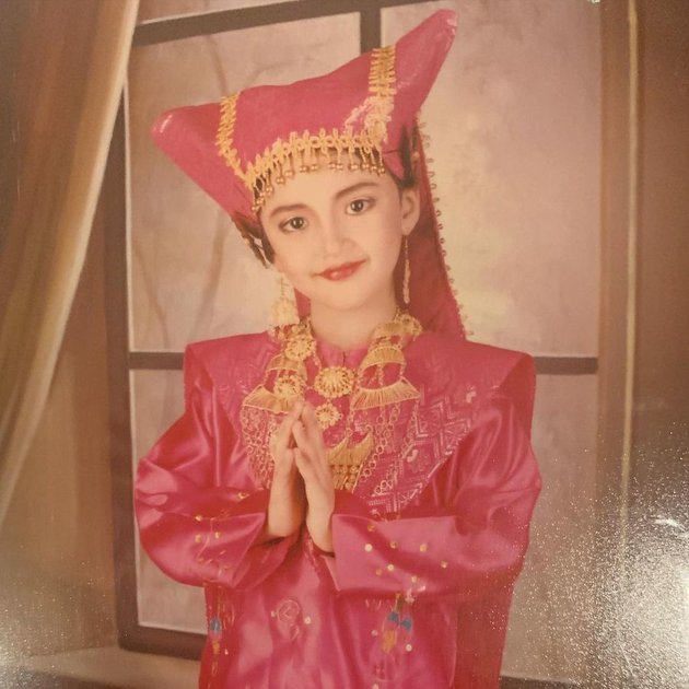 Imut bikin gemas, begini foto masa kecil 9 pesinetron saat pakai baju adat