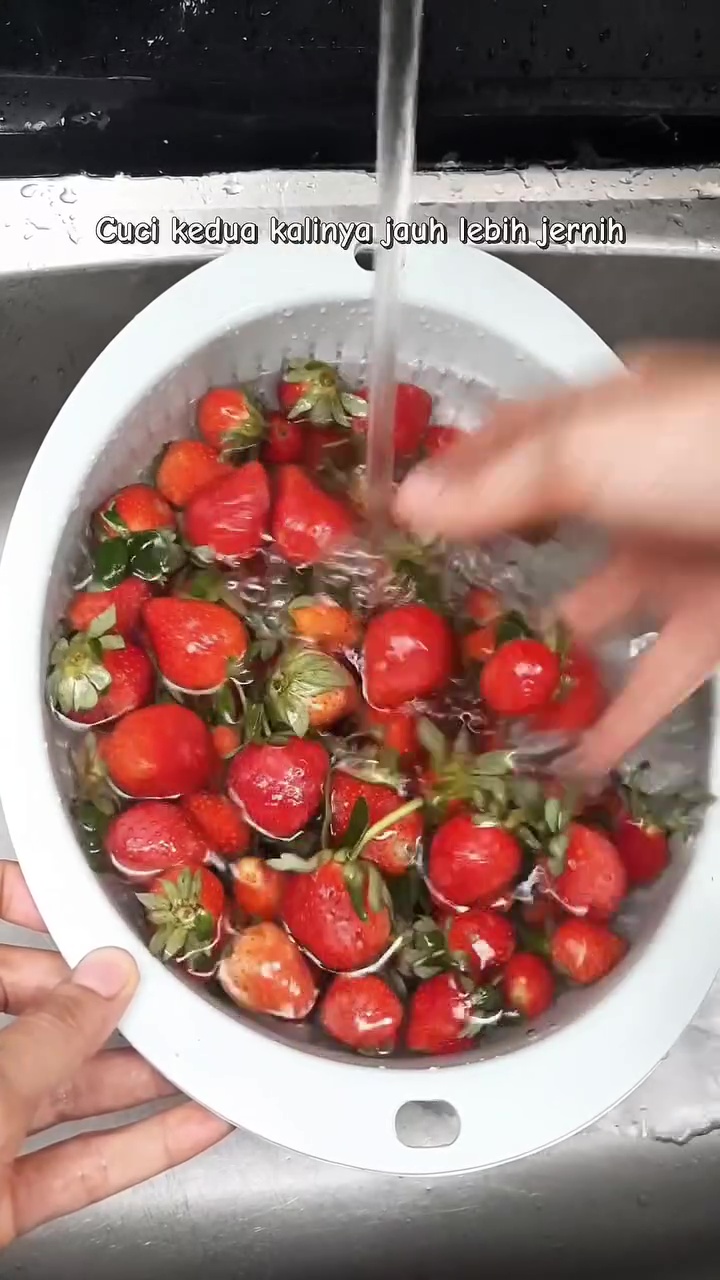 Jangan cuma pakai air, ini trik cuci buah stroberi agar bebas kotoran, pestisida, dan hama