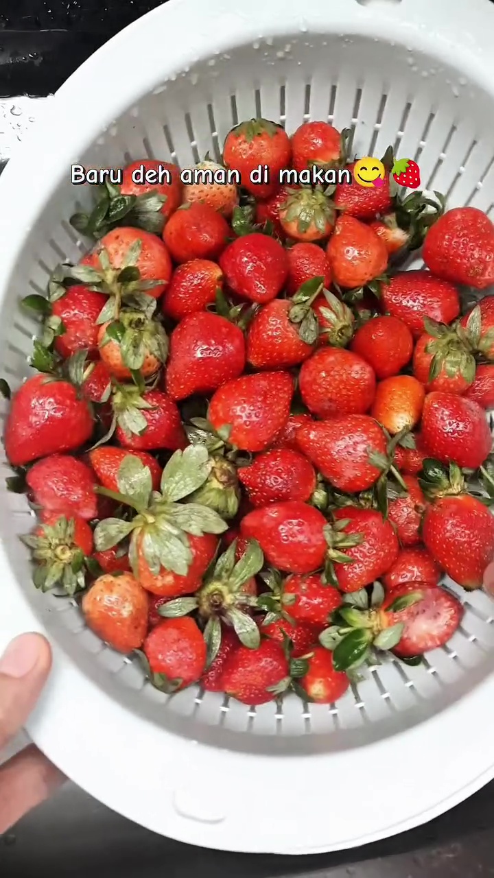 Jangan cuma pakai air, ini trik cuci buah stroberi agar bebas kotoran, pestisida, dan hama