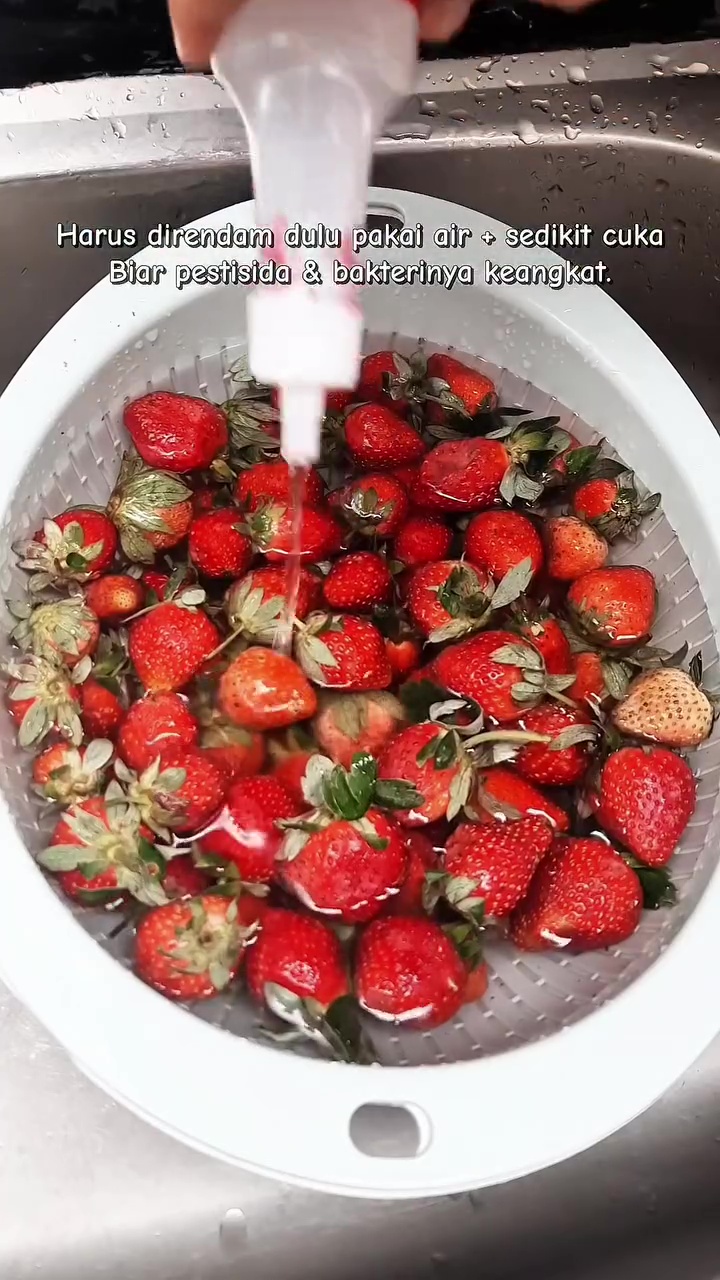 Jangan cuma pakai air, ini trik cuci buah stroberi agar bebas kotoran, pestisida, dan hama