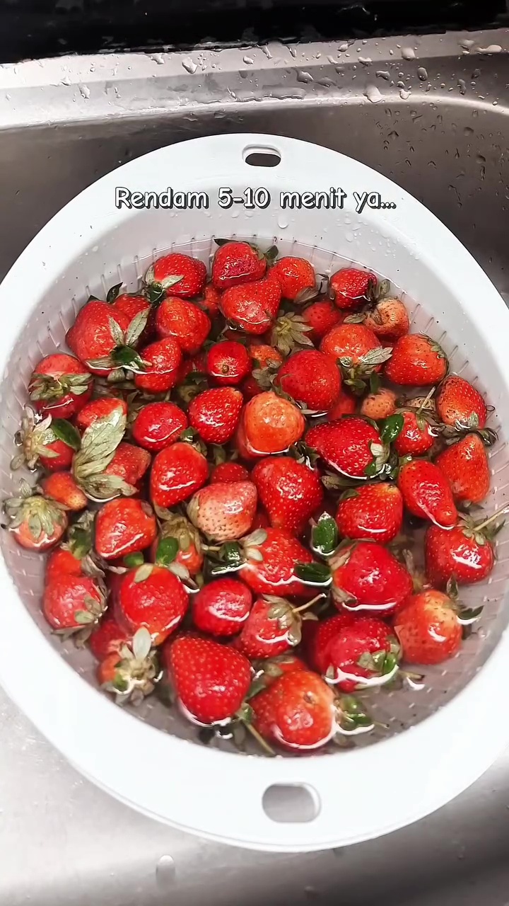 Jangan cuma pakai air, ini trik cuci buah stroberi agar bebas kotoran, pestisida, dan hama