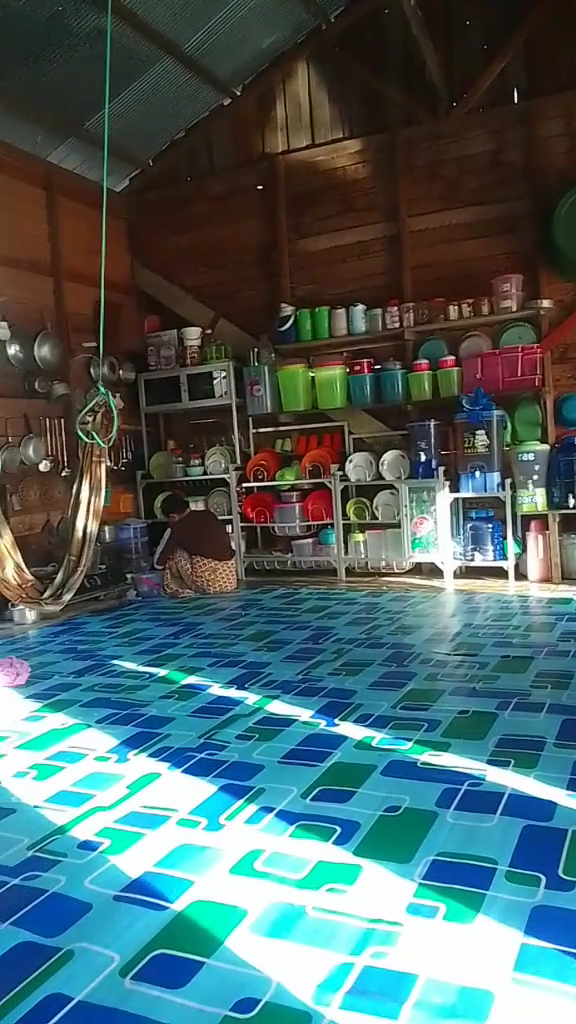 Sederhana tapi memikat, 7 potret dapur di rumah panggung ini rapi tanpa kitchen set & sedap dipandang