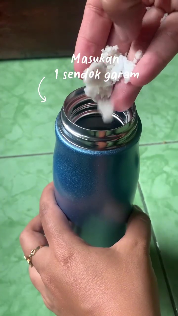 Trik hilangkan bau tak sedap pada tumbler baru tanpa pakai baking soda, praktis cuma butuh 10 menit