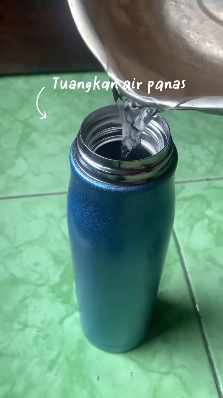 Trik hilangkan bau tak sedap pada tumbler baru tanpa pakai baking soda, praktis cuma butuh 10 menit