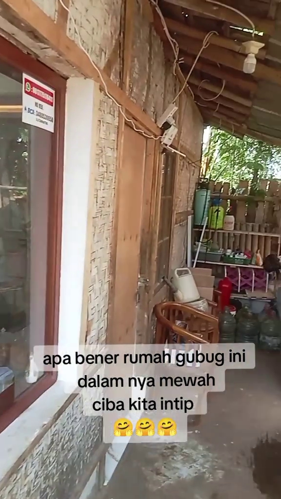 Rumah gubuk dari luar tampak reyot ternyata dalamnya mewah, ini 9 potretnya bikin terkecoh