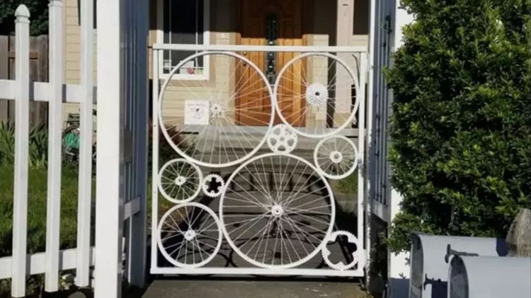 11 Desain pagar rumah unik yang beda dari lainnya, ada yang bentuknya kayak sepeda