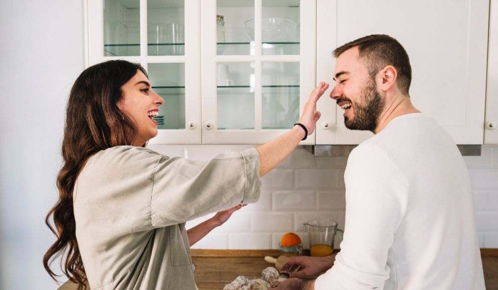 100 Pantun gombalan maut untuk suami, simpel tapi bikin happy dan hubungan makin lengket